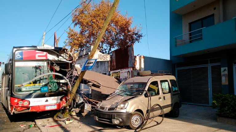 El colectivero está grave tras el accidente. 