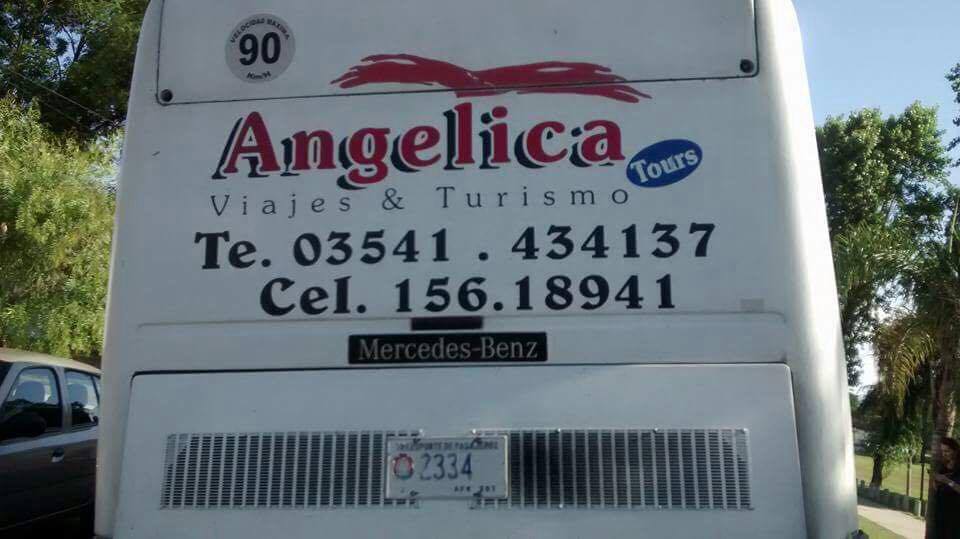 El colectivo al que se le desprendió una rueda. 