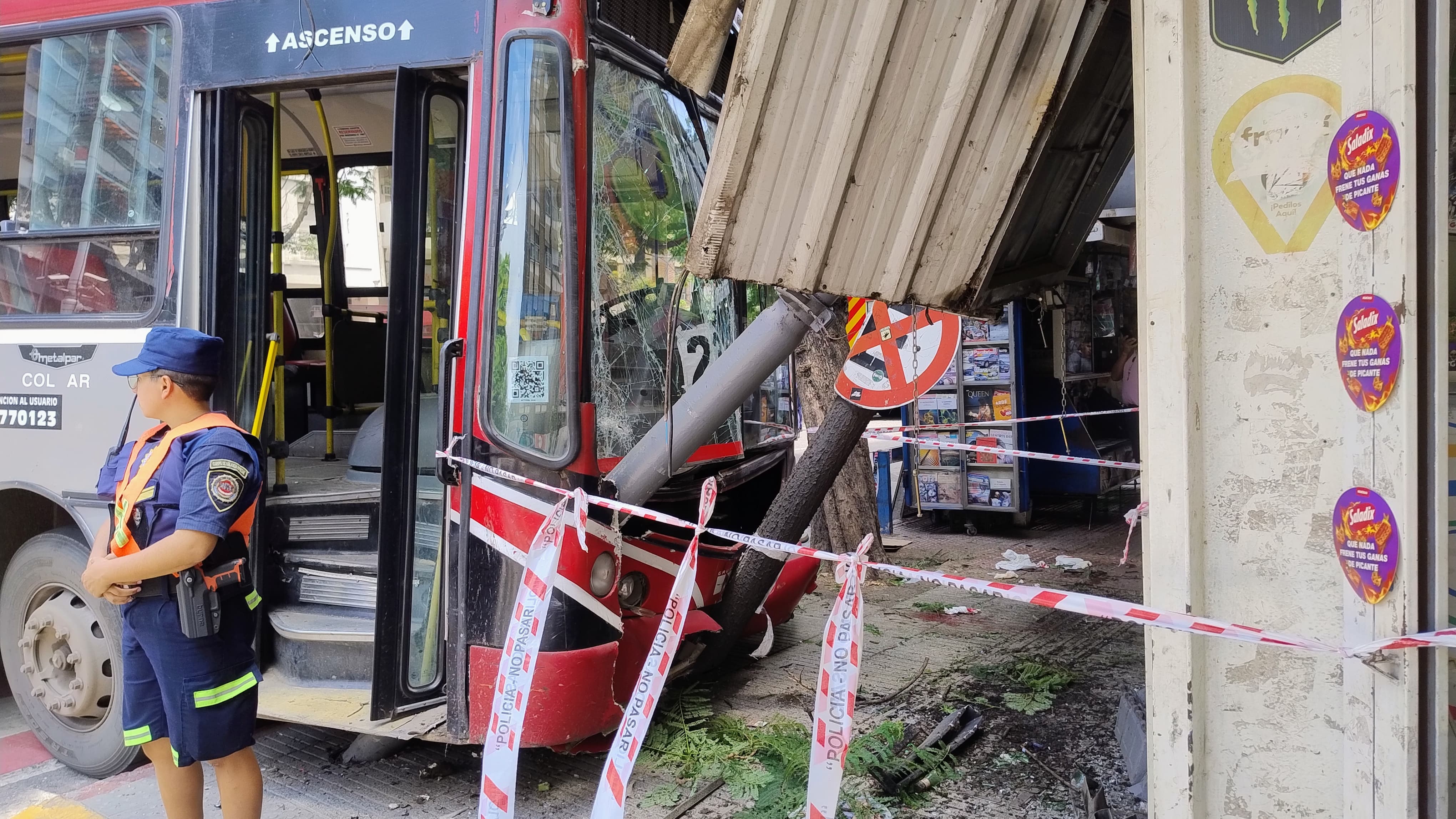 El colectivo arrolló a dos mujeres y se llevó puesto un semáforo. Foto: Pablo Olivarez / ElDoce.