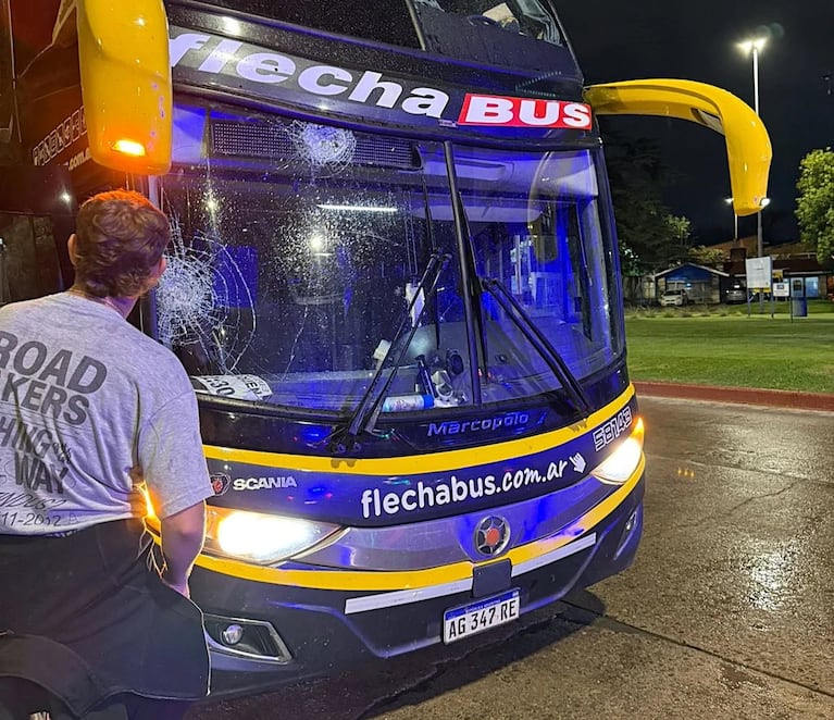 El colectivo atacado al salir de la ciudad de Córdoba. Foto: InfoTec Realicó.