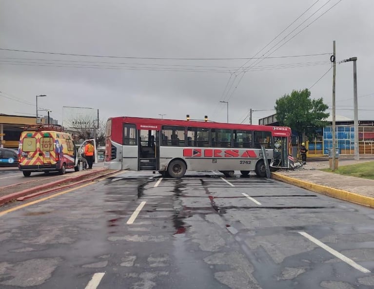 El colectivo bloqueó la avenida por completo. 