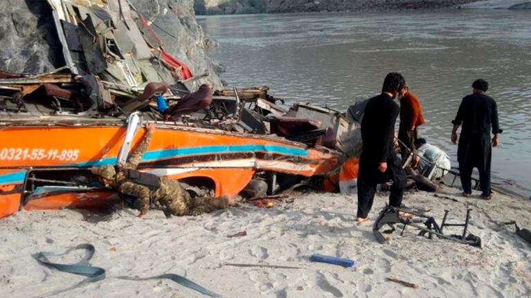 El colectivo cayó a un río en el norte de Pakistán.