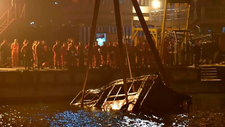 El colectivo cayó desde un puente de 60 metros de altura. No hubo sobrevivientes. Foto: AP.