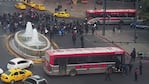 El colectivo circulaba hacia la zona oeste de la ciudad por bulevar San Juan. (Captura TV)