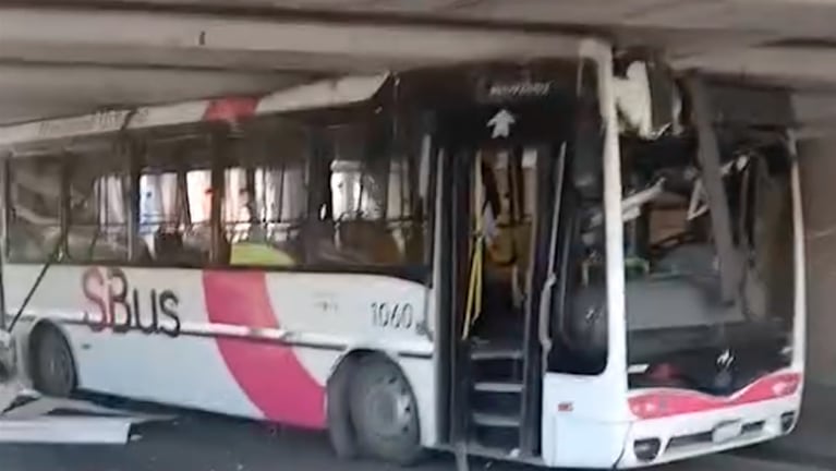 El colectivo circulaba por Costanera en el momento del choque.