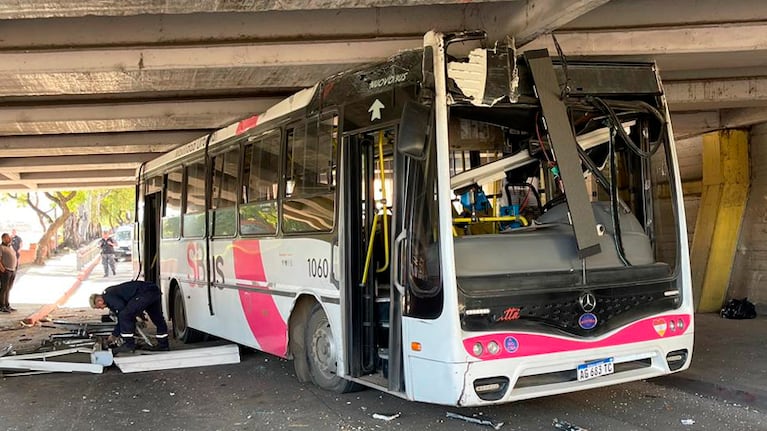 El colectivo circulaba por Costanera en el momento del choque.