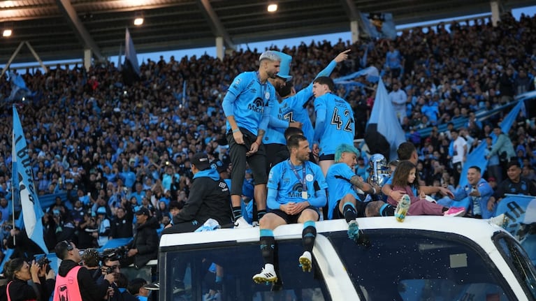 El colectivo con los jugadores de Belgrano.
