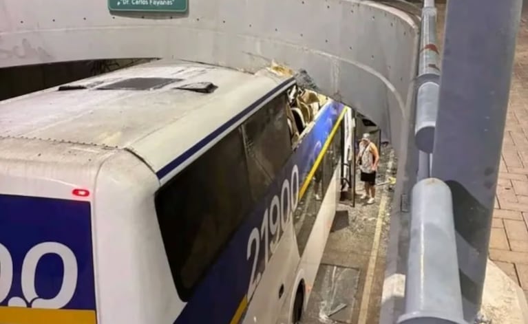 El colectivo de Chaco For Ever quedó incrustado en un puente.