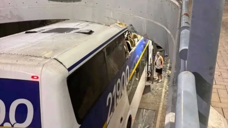El colectivo de Chaco For Ever quedó incrustado en un puente.
