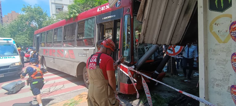 El colectivo de Ersa se incrustó en la esquina de Chacabuco y boulevard Illia.