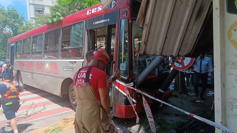 El colectivo de Ersa se incrustó en la esquina de Chacabuco y boulevard Illia.
