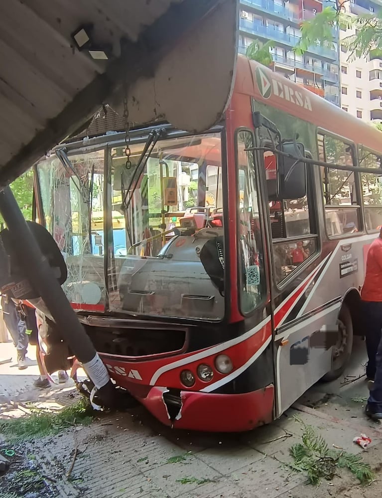 El colectivo de Ersa se incrustó en la esquina de Chacabuco y boulevard Illia.