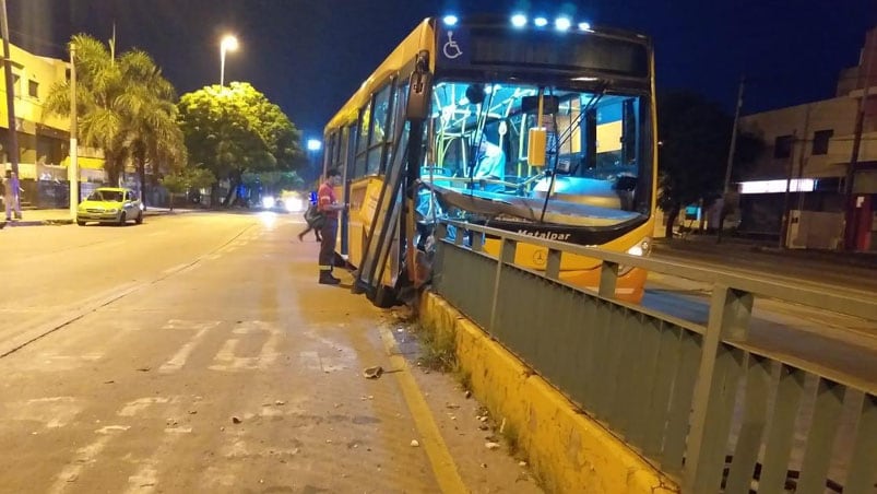 El colectivo de la Coniferal quedó incrustado en la entrada del túnel en la Avenida Sabattini al 1700.