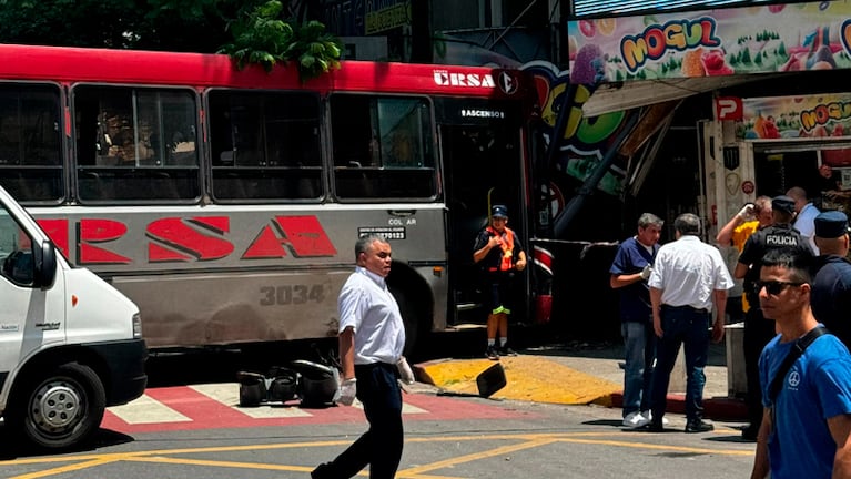 El colectivo de la línea 23 chocó en Chacabuco y boulevard Illia.