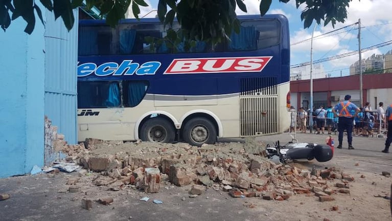 El colectivo de Unión derrumbó una pared del Gigante: un policía herido