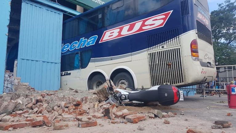 El colectivo de Unión derrumbó una pared del Gigante: un policía herido