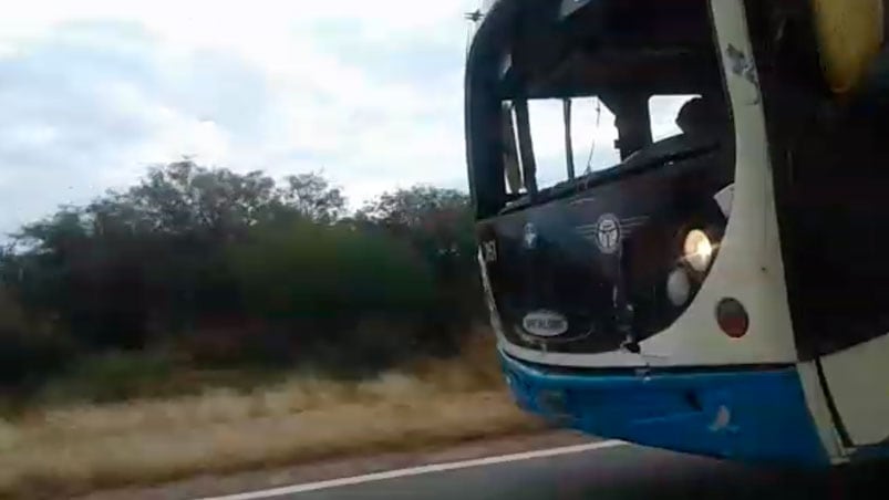 El colectivo, en pleno viaje sin parabrisas.