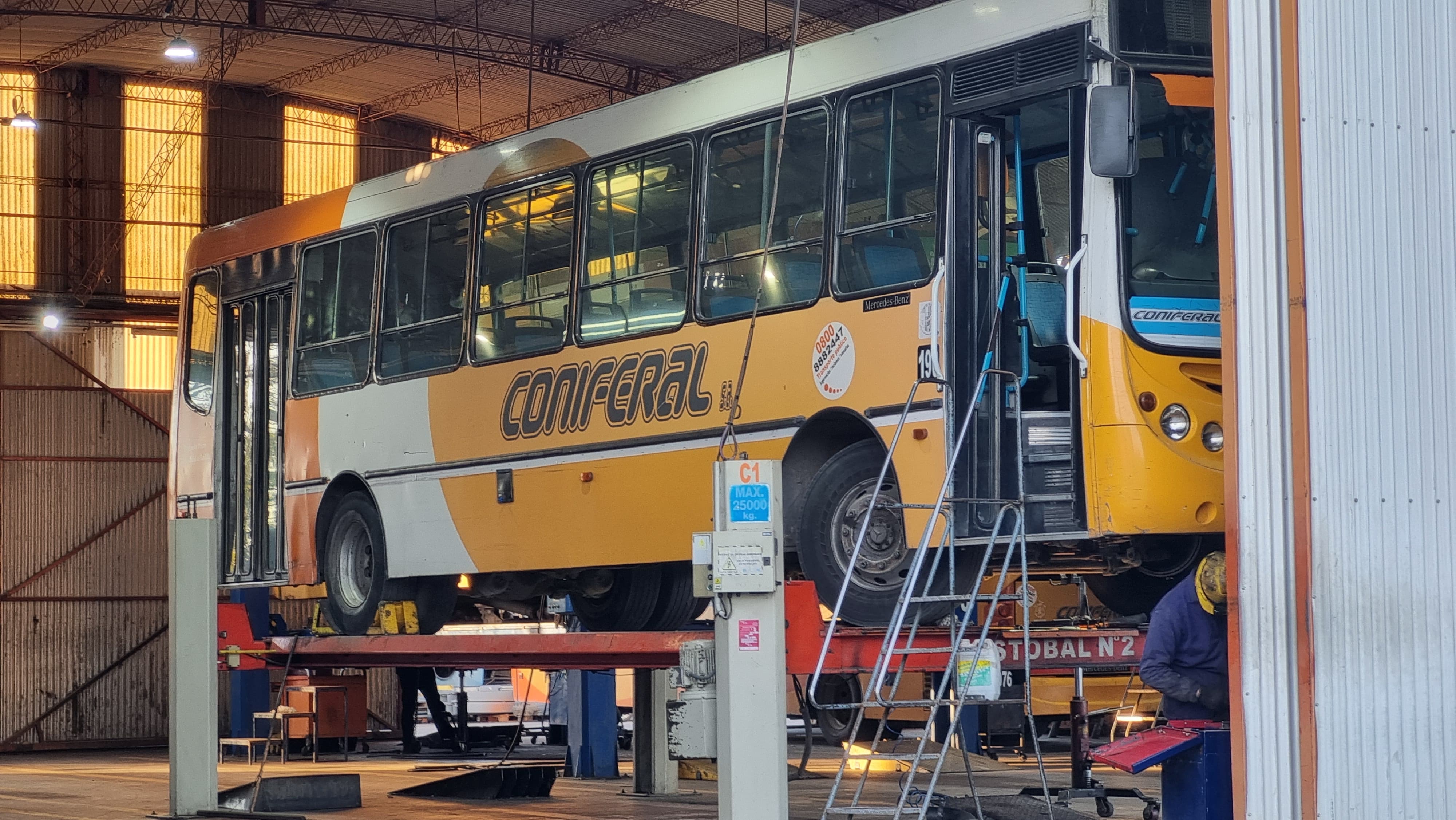 El colectivo está en el taller de la empresa.