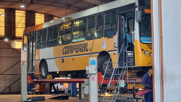 El colectivo está en el taller de la empresa.
