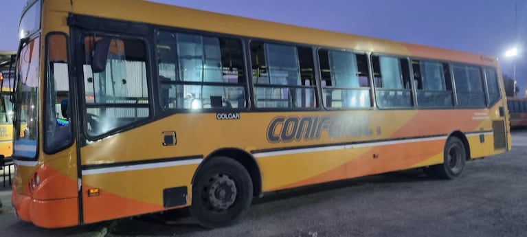El colectivo fue apedreado por menores de 13 y 14 años.