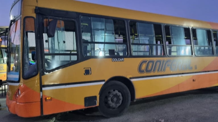 El colectivo fue apedreado por menores de 13 y 14 años.