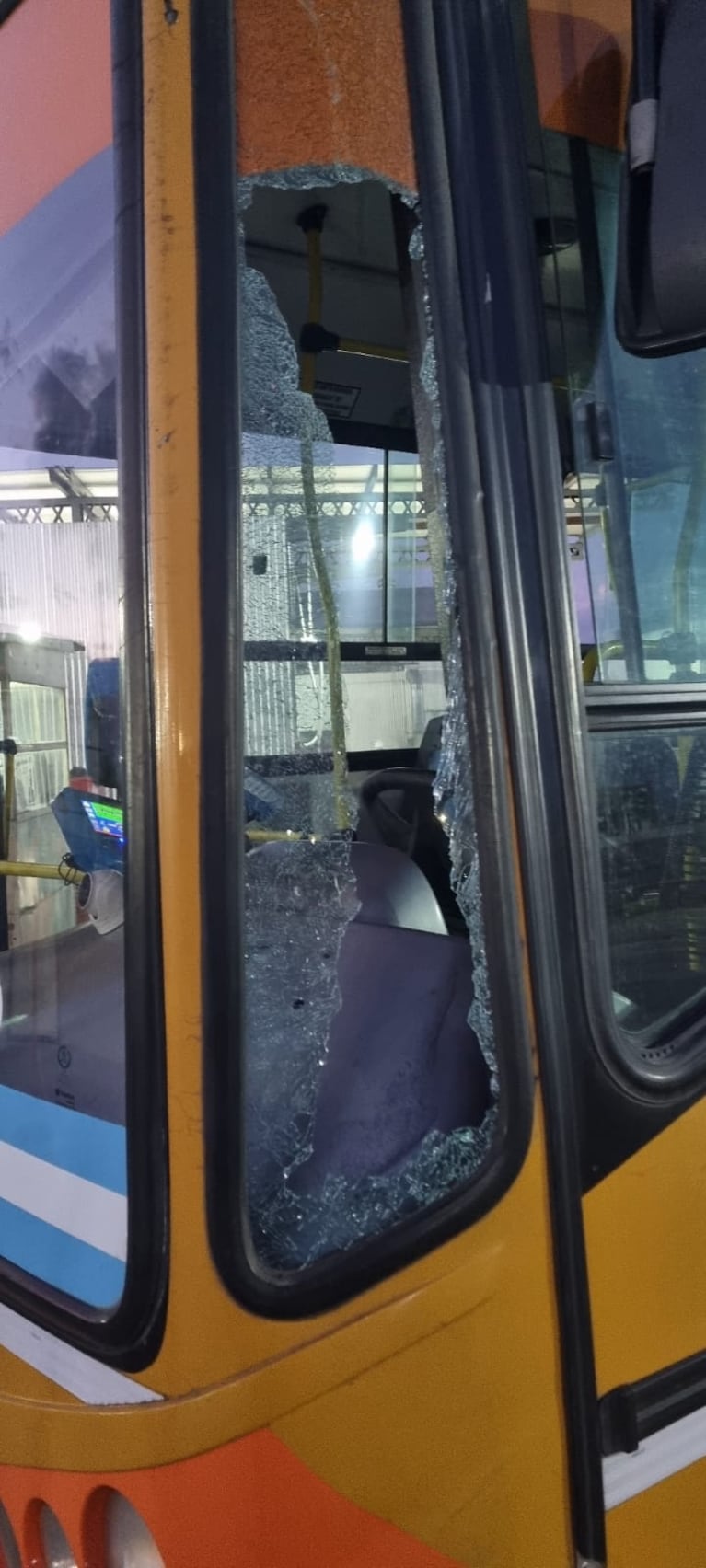 El colectivo fue apedreado por menores de 13 y 14 años.