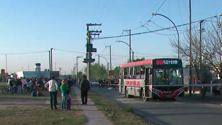El colectivo fue atacado tras la muerte del motociclista. Foto: El Doce TV.