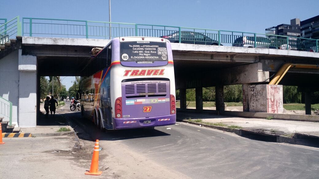 El colectivo medía más que la altura que hay entre el puente y el piso.