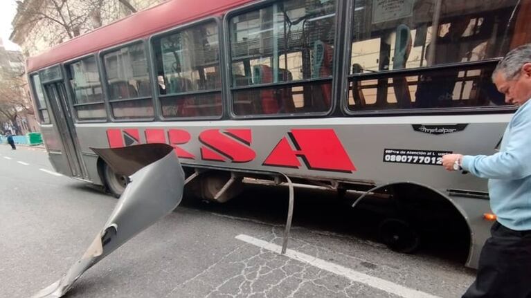 El colectivo perdió la rueda en Vélez Sarsfield al 200, en el centro de Córdoba.
