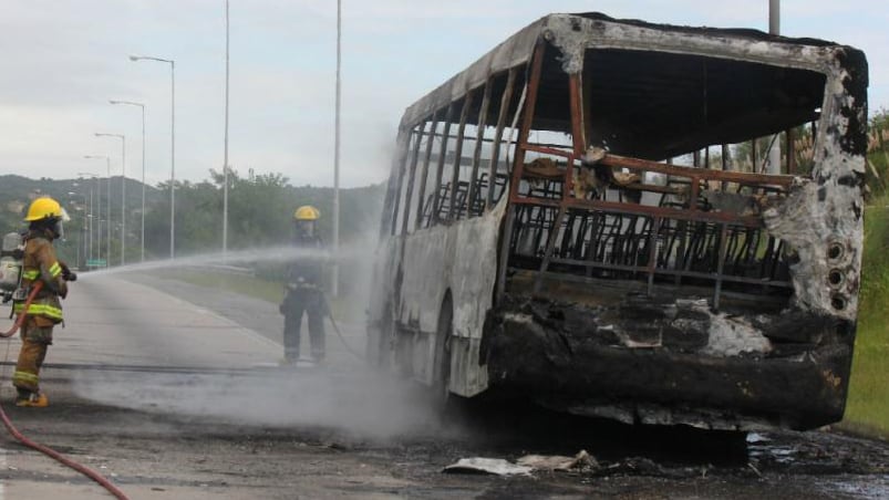 El colectivo quedó completamente destruido. 