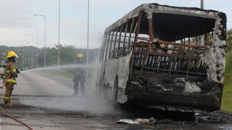 El colectivo quedó completamente destruido.