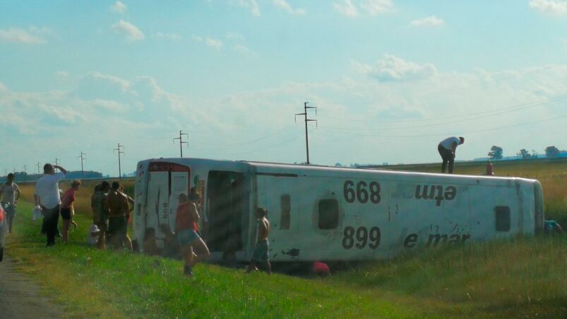 El colectivo quedó en la banquina inundada sobre la Ruta 3. 