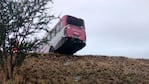 El colectivo quedó incrustado en el guardarrail.