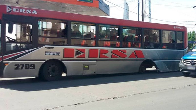 El colectivo quedó varado en medio de la calle.