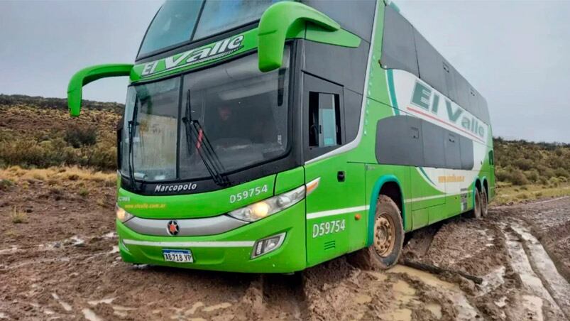 El colectivo quedó varado en plena madrugada.