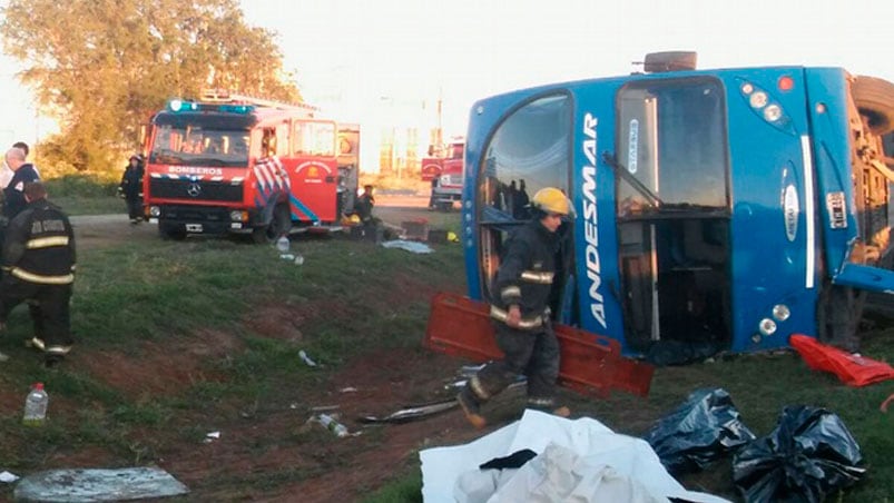 El colectivo se dio vuelta en la rotonda del cruce de las rutas 36 y 8.