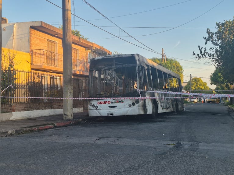 El colectivo se incendió en pleno barrio Parque Horizonte.