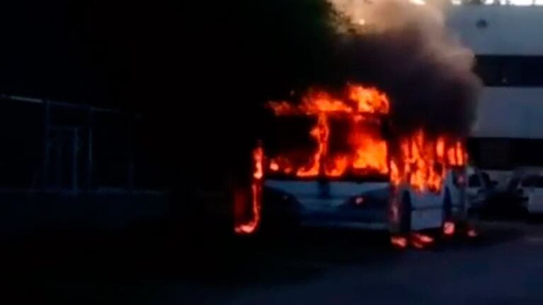 El colectivo se incendió por completo. / Foto: Captura de video