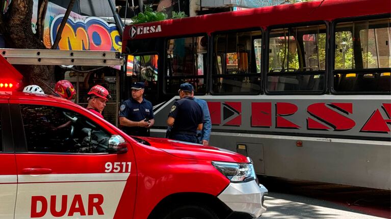 El colectivo se incrustó contra un kiosco en Chacabuco e Illia.
