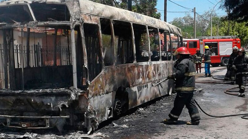 El colectivo se quemó por completo y dañó a una vivienda.