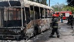 El colectivo se quemó por completo y dañó a una vivienda.