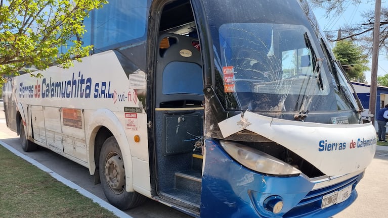 El colectivo Sierras de Calamuchita con el que chocó el conductor de la camioneta.