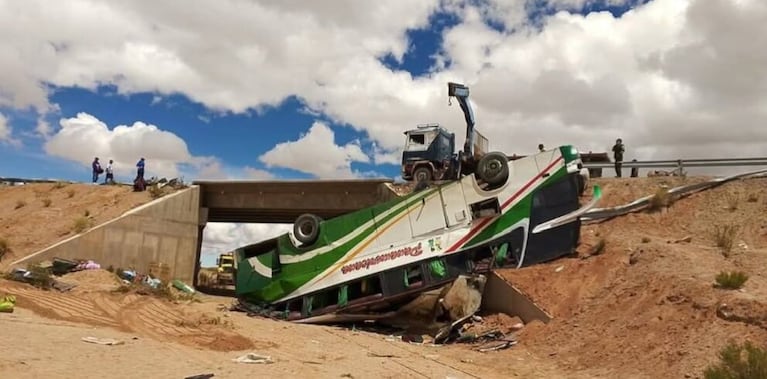 El colectivo volcó tras despistar en una curva en el sur de Bolivia.