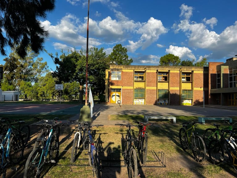 El colegio Mariano Moreno, el lugar del brutal tiroteo fatal en la localidad santafesina de San Cristóbal.