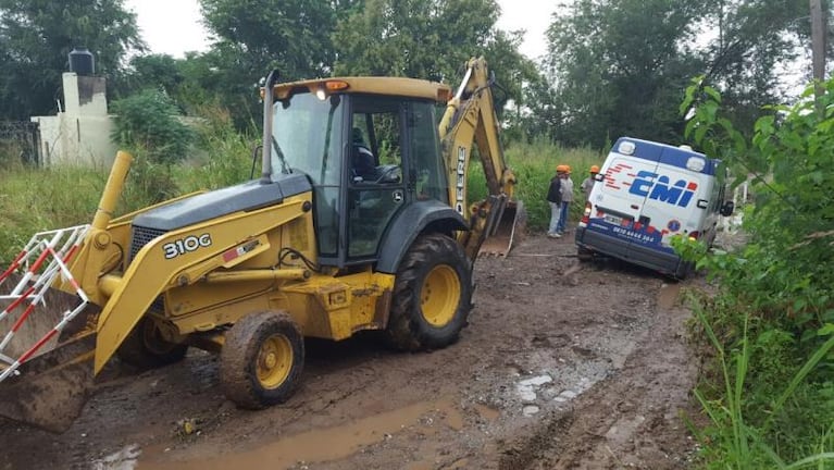 ¡El colmo del rescate! También se empantanó Defensa Civil