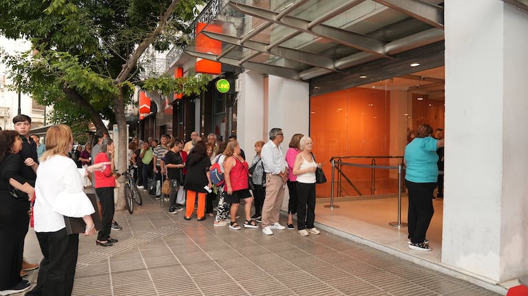 El color de la alfombra roja de los 25 años de Telenoche en el Teatro Real.