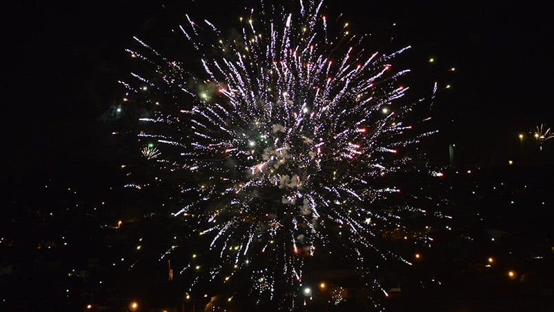 El color de la navidad en los fuegos artificiales. Foto: Lucio Casalla / ElDoce.tv