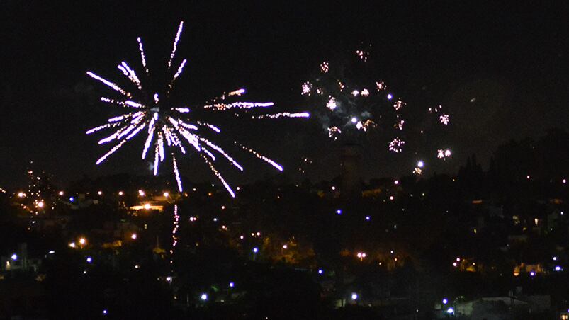 El color de la navidad en los fuegos artificiales. Foto: Lucio Casalla / ElDoce.tv