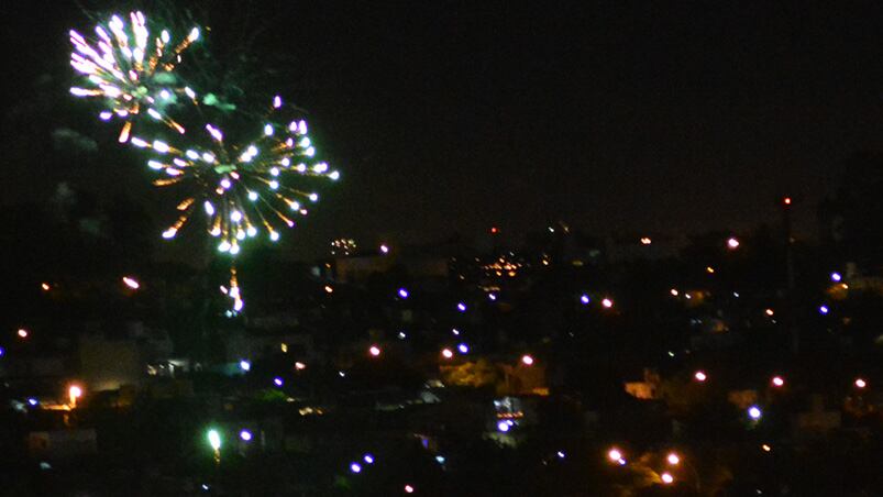 El color de la navidad en los fuegos artificiales. Foto: Lucio Casalla / ElDoce.tv