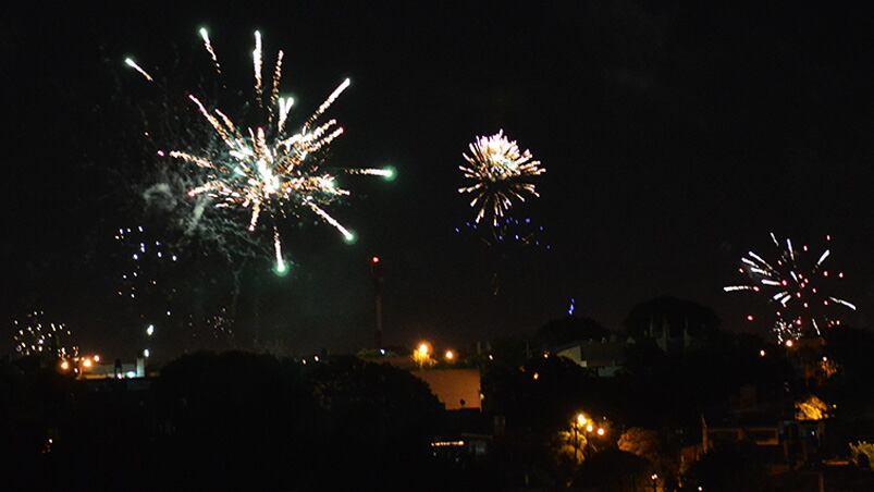 El color de la navidad en los fuegos artificiales. Foto: Lucio Casalla / ElDoce.tv